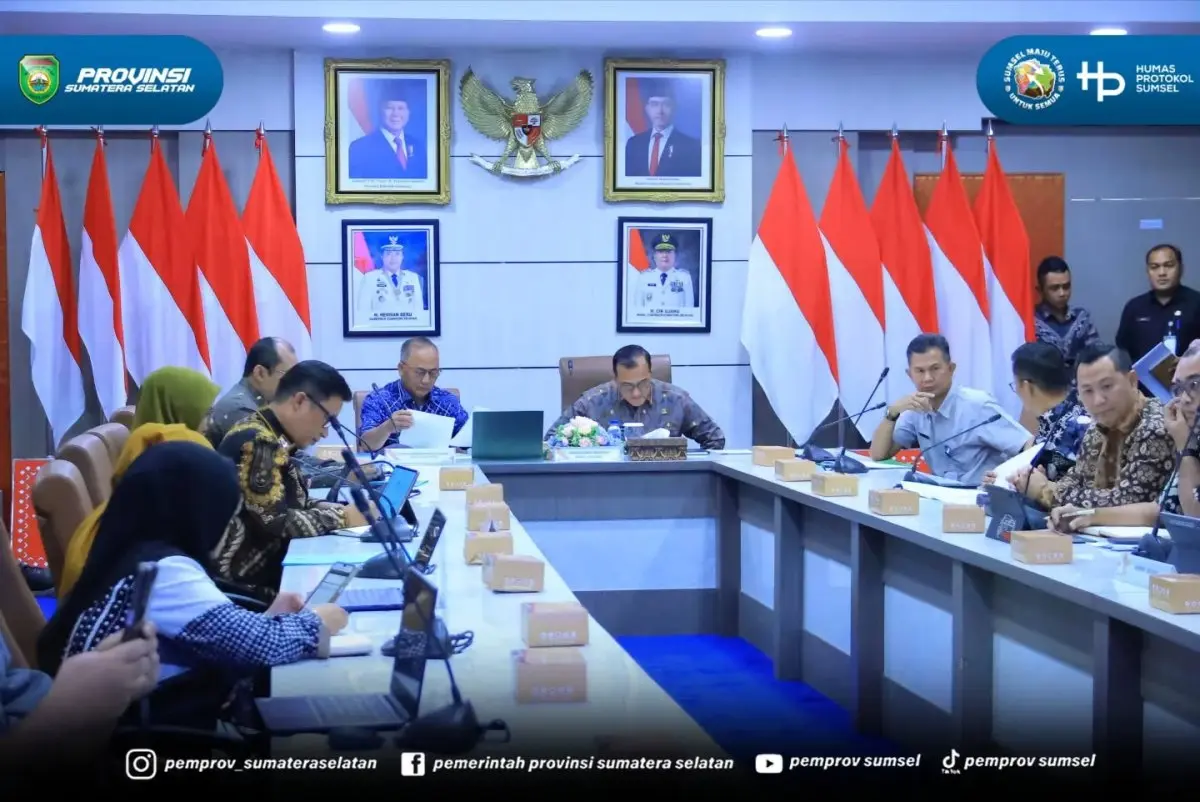 Sumsel Kejar Target! SMA Garuda Unggul Segera Hadir, Makan Bergizi Gratis Sasar Anak Putus Sekolah 2 Sekda Sumsel, Edward Candra, memimpin rapat koordinasi program strategis nasional di Palembang.