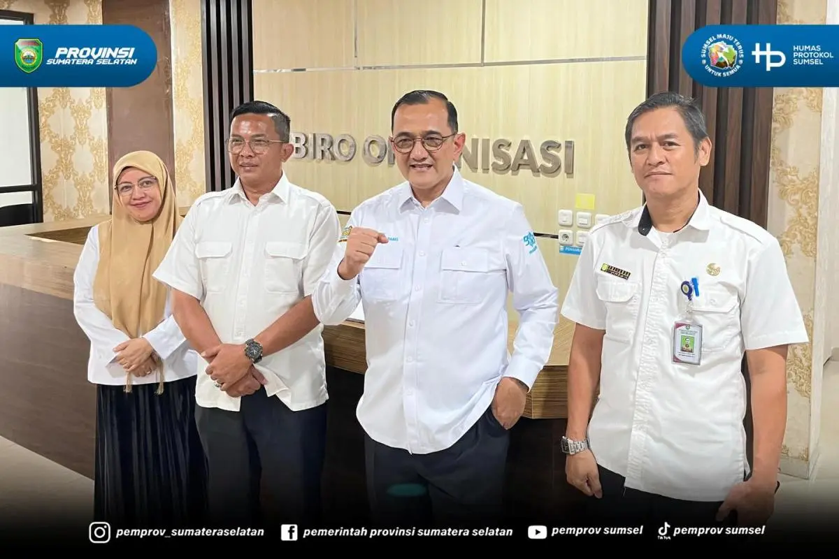 Sekretaris Daerah (Sekda) Sumsel, Edward Candra, langsung terjun ke lapangan untuk memastikan seluruh lini pelayanan publik tidak "lemas" setelah libur panjang. (BEKISARMEDIA.ID/HAIRUDIN)