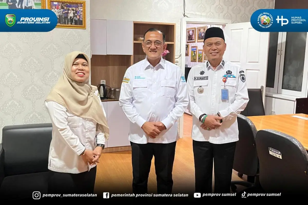 sekda-sumsel-edward-candra-sidak-asn-lebaran Sekretaris Daerah (Sekda) Sumsel, Edward Candra, langsung terjun ke lapangan untuk memastikan seluruh lini pelayanan publik tidak "lemas" setelah libur panjang. (BEKISARMEDIA.ID/HAIRUDIN)