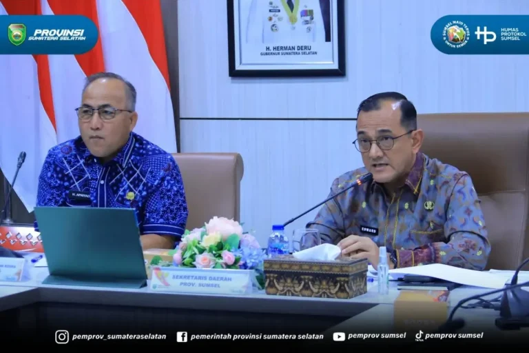 Sekda Sumsel, Edward Candra, memimpin rapat koordinasi program strategis nasional di Palembang.