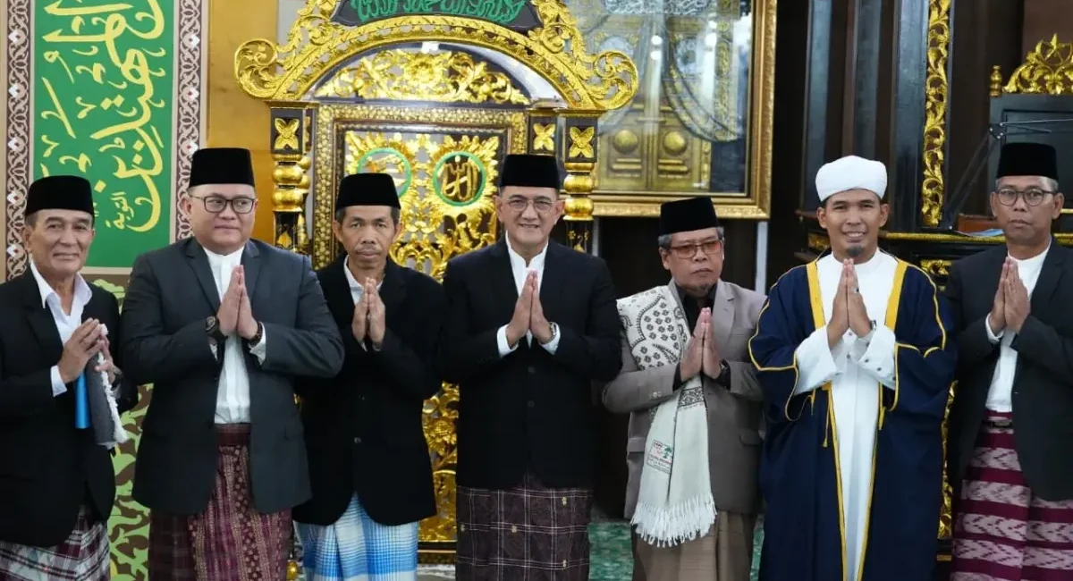 Sekda Sumsel Edward Candra memberikan sambutan saat Sholat Idul Fitri di Masjid Raya Taqwa.
