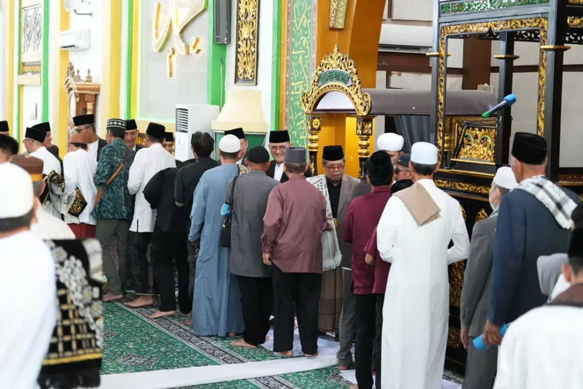 Sekda Sumsel Edward Candra memberikan sambutan saat Sholat Idul Fitri di Masjid Raya Taqwa.
