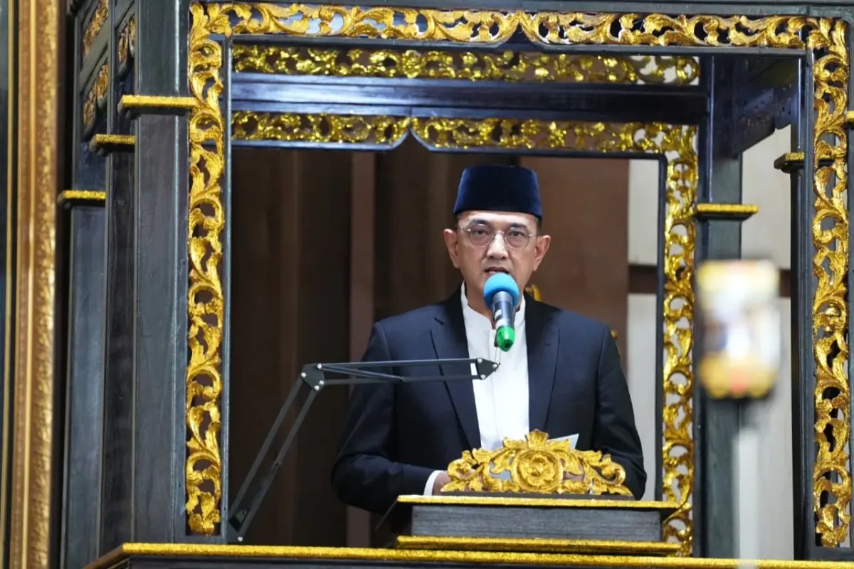 Sekda Sumsel Edward Candra memberikan sambutan saat Sholat Idul Fitri di Masjid Raya Taqwa.