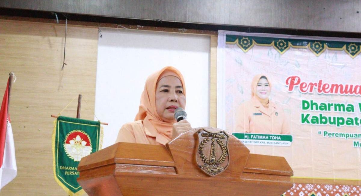 Ketua DWP Muba Fatimah Syafarudin saat memberikan sambutan pada acara Halal Bihalal di Sekayu.