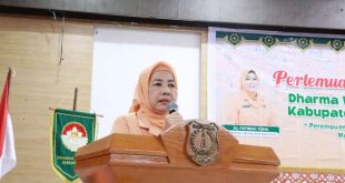 Ketua DWP Muba Fatimah Syafarudin saat memberikan sambutan pada acara Halal Bihalal di Sekayu.