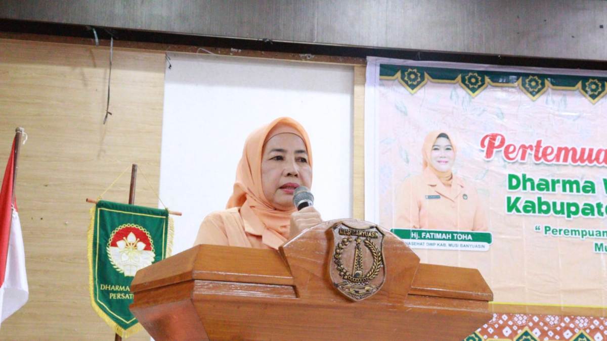 halal-bihalal-dwp-muba-peringatan-hari-kartini-2026 Ketua DWP Muba Fatimah Syafarudin saat memberikan sambutan pada acara Halal Bihalal di Sekayu.
