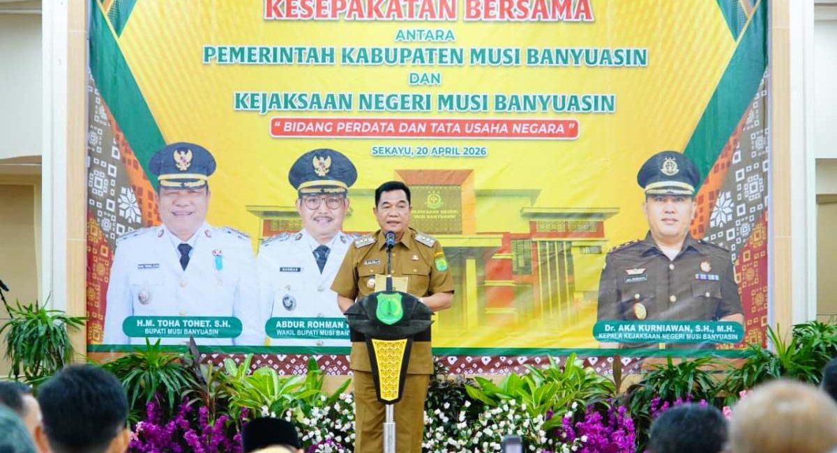 Bupati Muba, Toha Tohet, dan Kajari Muba, Aka Kurniawan, menandatangani MoU hukum perdata di Sekayu.