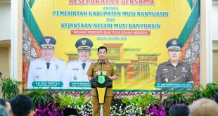 Bupati Muba, Toha Tohet, dan Kajari Muba, Aka Kurniawan, menandatangani MoU hukum perdata di Sekayu.