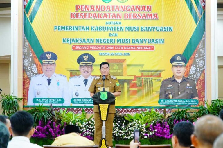 toha Bupati Muba, Toha Tohet, dan Kajari Muba, Aka Kurniawan, menandatangani MoU hukum perdata di Sekayu.