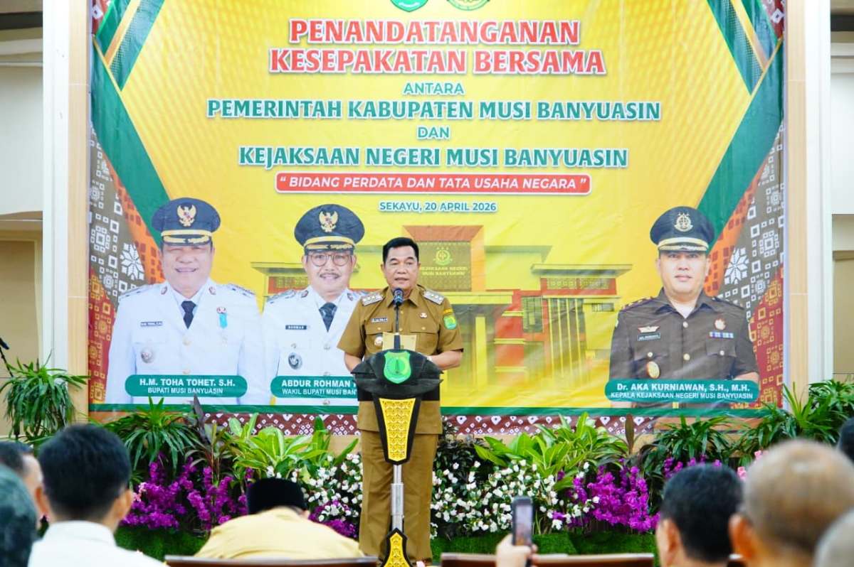 toha Bupati Muba, Toha Tohet, dan Kajari Muba, Aka Kurniawan, menandatangani MoU hukum perdata di Sekayu.