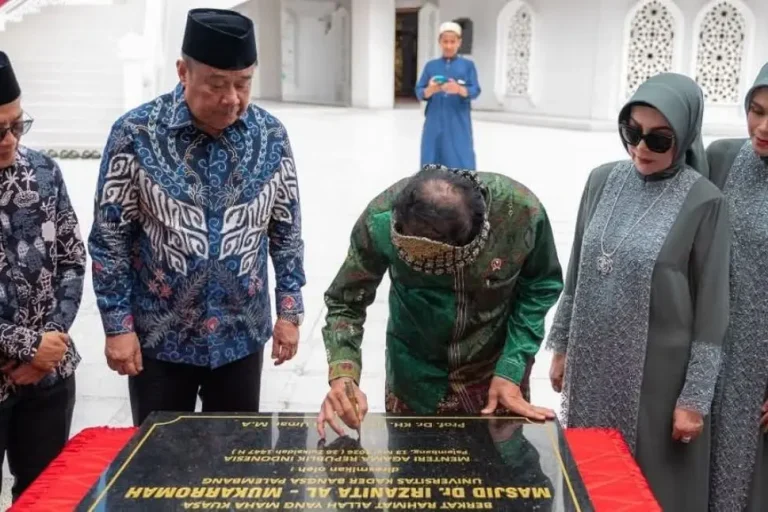 Menteri Agama (Menag) Republik Indonesia, Nasaruddin Umar, meresmikan Masjid Dr. Irzanita Al Mukarromah yang berada di lingkungan Kampus Universitas Kader Bangsa (UKB), hari Rabu, 13 Mei 2026. (BEKISARMEDIA.ID/ANGGA)