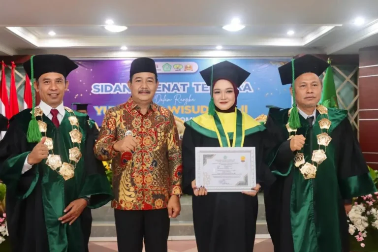 Wakil Bupati Kabupaten Musi Banyuasin (Muba), Abdur Rohman Husen, menghadiri secara langsung Wisuda ke-II Program Studi S1 Ekonomi Syariah Sekolah Tinggi Ekonomi Islam (STEI) Sekayu Palembang, di Auditorium Pemerintah Kabupaten (Pemkab) Muba, hari Kamis, tanggal 14 Mei 2026. (BEKISARMEDIA.ID/ANGGA)