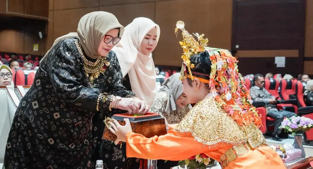 Ketua TP PKK Kabupaten Muba, Hj. Patimah Toha, dan Staf Ahli TP PKK Kabupaten Muba, Liliyani Abdur Rohman, menghadiri tasyakuran kelulusan Tahun Ajaran 2025/2026 SMP Negeri 2 Sekayu. (BEKISARMEDIA.ID/ANGGA)