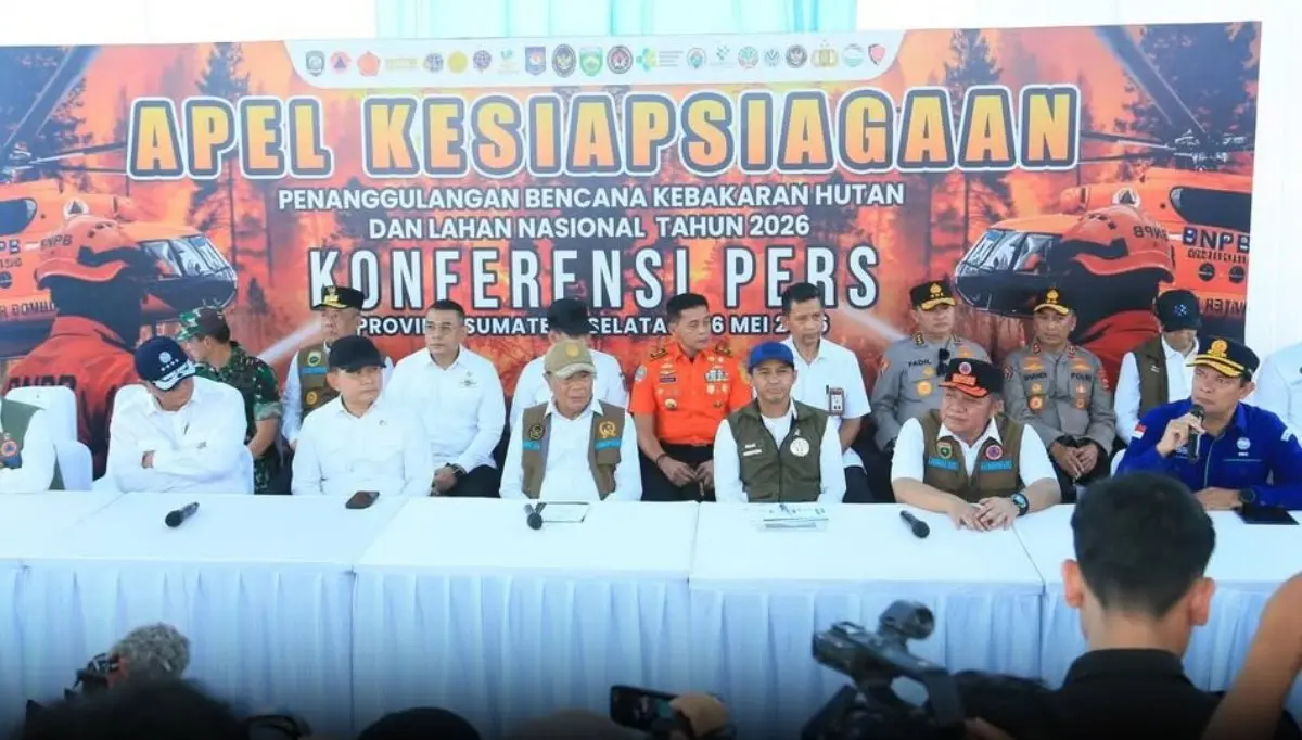 BMKG Prediksi Puncak Kemarau Agustus, Pemprov Sumsel Petakan Daerah Rawan Karhutla 4 Gubernur Sumatra Selatan, Herman Deru, mendampingi Menko Polkam, Djamari Chaniago, melakukan konferensi pers setelah acara Apel Kesiapsiagaan Personel dan Peralatan Penanganan Kebakaran Hutan dan Lahan. (BEKISARMEDIA.ID/HAIRUDIN)