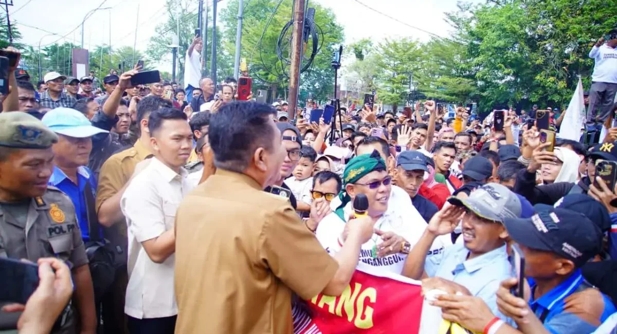 Bupati Kabupaten Muba, Toha Tohet, berbicara langsung di depan ratusan massa unjuk rasa dari Ormas PPP di Sekayu, Senin, 11 Mei 2026. (BEKISARMEDIA.ID/ANGGA)