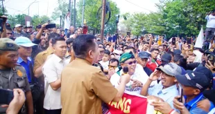 Bupati Kabupaten Muba, Toha Tohet, berbicara langsung di depan ratusan massa unjuk rasa dari Ormas PPP di Sekayu, Senin, 11 Mei 2026. (BEKISARMEDIA.ID/ANGGA)