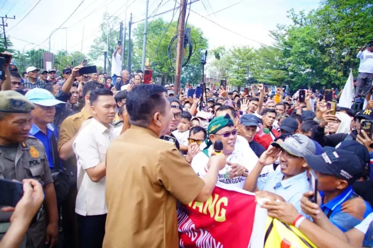 Bupati Kabupaten Muba, Toha Tohet, berbicara langsung di depan ratusan massa unjuk rasa dari Ormas PPP di Sekayu, Senin, 11 Mei 2026. (BEKISARMEDIA.ID/ANGGA)
