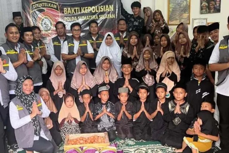Direktorat Intelijen Keamanan (Ditintelkam) Kepolisian Daerah (Polda) Sumatra Selatan (Sumsel) menggelar aksi sosial bertajuk Bakti Kepolisian dengan menyambangi Panti Asuhan Mahabattul Ummi di Kota Palembang, Jum'at, 22 Mei 2026. (BEKISARMEDIA.ID/ANGGA)
