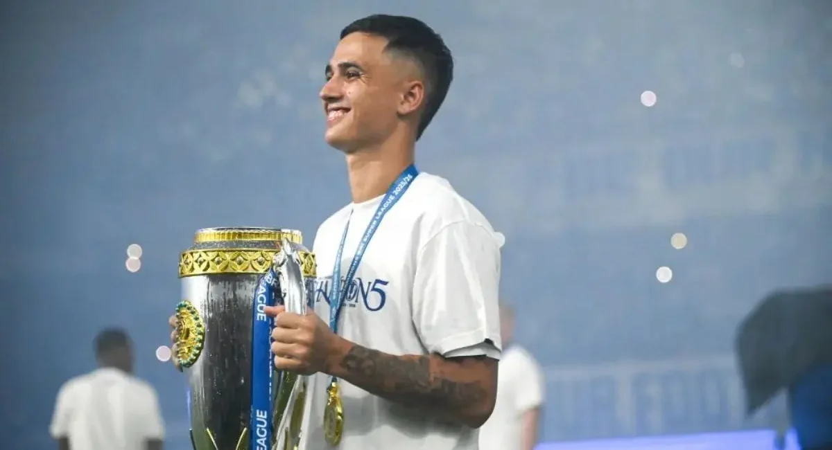 Bek sayap Persib, Eliano Reijnders, saat merayakan keberhasilan Maung Bandung menjuarai BRI Super League musim 2025/2026, Sabtu, 23 Mei 2026. (foto : ileague.id)