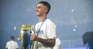Bek sayap Persib, Eliano Reijnders, saat merayakan keberhasilan Maung Bandung menjuarai BRI Super League musim 2025/2026, Sabtu, 23 Mei 2026. (foto : ileague.id)