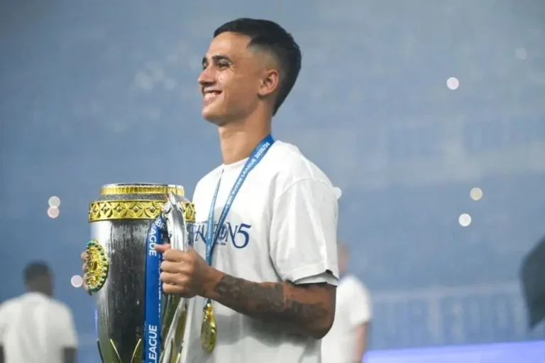 Bek sayap Persib, Eliano Reijnders, saat merayakan keberhasilan Maung Bandung menjuarai BRI Super League musim 2025/2026, Sabtu, 23 Mei 2026. (foto : ileague.id)