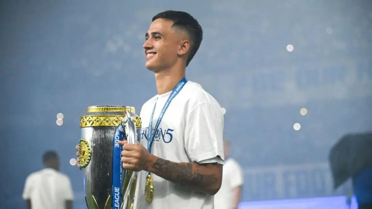 Bek sayap Persib, Eliano Reijnders, saat merayakan keberhasilan Maung Bandung menjuarai BRI Super League musim 2025/2026, Sabtu, 23 Mei 2026. (foto : ileague.id)