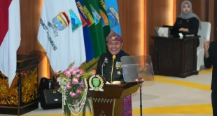 Gubernur Provinsi Sumatra Selatan (Sumsel), Herman Deru, memaparkan sejumlah capaian prestisius dan arah kebijakan masa depan, dalam Rapat Paripurna Istimewa DPRD Provinsi Sumsel pada hari Senin, tanggal 18 Mei 2026. (BEKISARMEDIA.ID/HAIRUDIN)