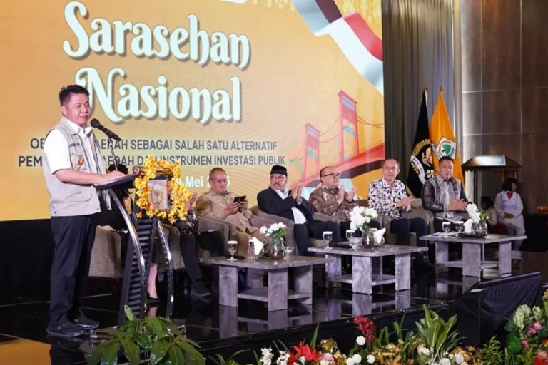 Gubernur Sumatra Selatan (Sumsel), Herman Deru, saat menghadiri Sarasehan Kebangsaan Majelis Permusyawaratan Rakyat (MPR) Republik Indonesia (RI) yang mengusung tema Obligasi Daerah sebagai Alternatif Pembiayaan Pembangunan dan Instrumen Investasi Publik, di Hotel Aston Palembang, Selasa, 19 Mei 2026. (BEKISARMEDIA.ID/HAIRUDIN)