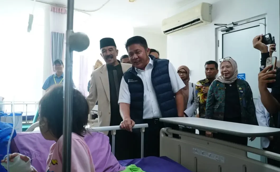 Gubernur Sumatra Selatan (Sumsel), Herman Deru, meninjau langsung pelaksanaan bakti sosial operasi celah bibir dan langit-langit (bibir sumbing) di Rumah Sakit Gigi dan Mulut (RSGM) Provinsi Sumsel, Jum'at, 22 Mei 2026. (BEKISARMEDIA.ID/HAIRUDIN)