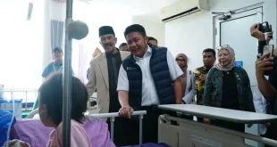 Gubernur Sumatra Selatan (Sumsel), Herman Deru, meninjau langsung pelaksanaan bakti sosial operasi celah bibir dan langit-langit (bibir sumbing) di Rumah Sakit Gigi dan Mulut (RSGM) Provinsi Sumsel, Jum'at, 22 Mei 2026. (BEKISARMEDIA.ID/HAIRUDIN)