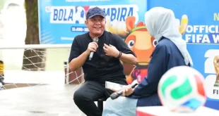 Gubernur Sumatra Selatan (Sumsel), Herman Deru, saat menghadiri dialog interaktif bertajuk "Bola Gembira Menuju Piala Dunia bersama Gubernur Sumsel" pada hari Minggu, tanggal 3 Mei 2026 di Kambang Iwak, Kota Palembang. (BEKISARMEDIA.ID/ANGGA)