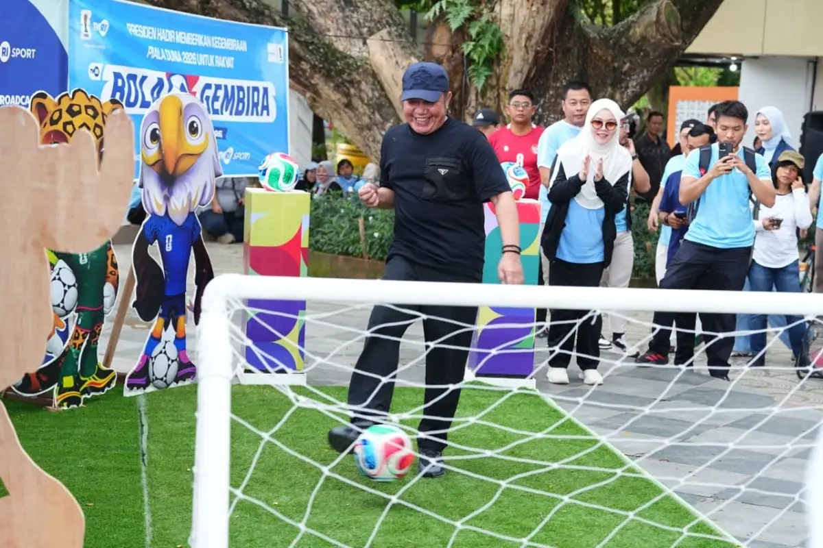 Gubernur Sumatra Selatan (Sumsel), Herman Deru, saat menghadiri dialog interaktif bertajuk "Bola Gembira Menuju Piala Dunia bersama Gubernur Sumsel" pada hari Minggu, tanggal 3 Mei 2026 di Kambang Iwak, Kota Palembang. (BEKISARMEDIA.ID/ANGGA)