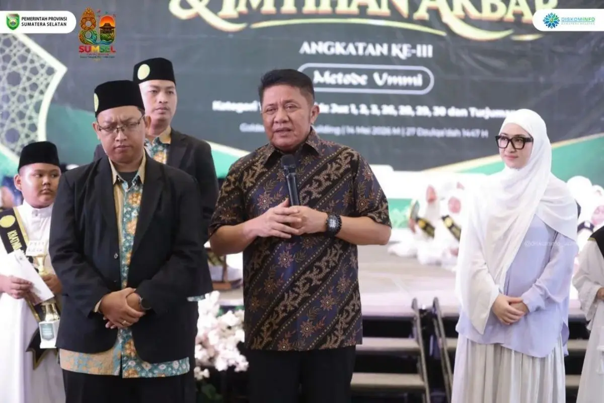 Herman Deru saat menghadiri Pembukaan Kegiatan Khotmul Quran dan Imtihan Akbar Angkatan III Tartil, Tahfidz, dan Turjuman Metode Ummi yang diselenggarakan oleh Ummi Palembang di Grand Ballroom Golden Sriwijaya, Kamis, 14 Mei 2026.