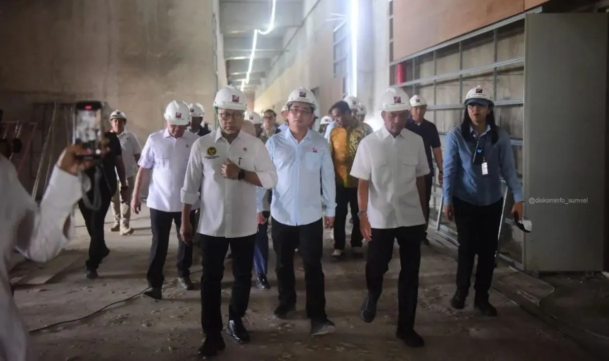 Gubernur Sumsel, Herman Deru, bersama Menteri Koordinator (Menko) Bidang Pangan, Zulkifli Hasan, meninjau langsung operasional fasilitas Pengolahan Sampah menjadi Energi Listrik (PSEL) di kawasan Kertapati pada hari Jum'at, tanggal 1 Mei 2026 (BEKISARMEDIA.ID/HAIRUDIN)