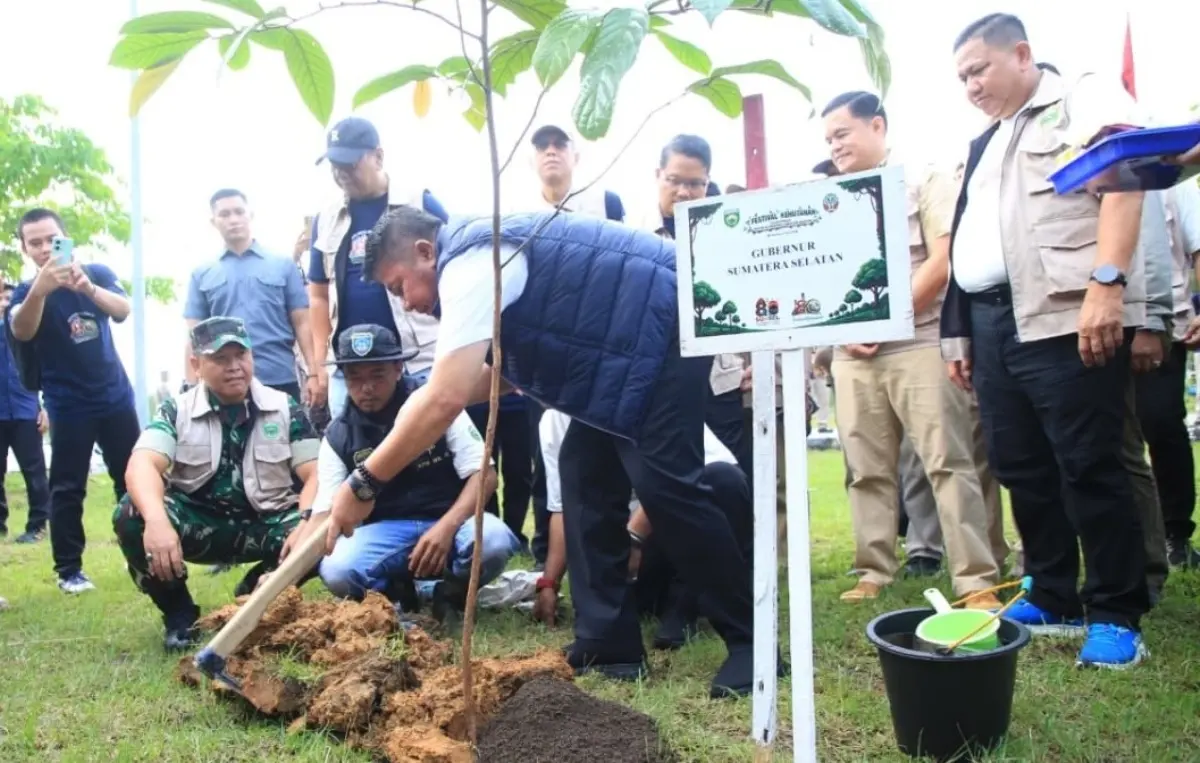 Peringati HUT ke-80 Sumsel, Herman Deru Ajak Generasi Muda Cintai Lingkungan Lewat Festival Kehutanan 3 Gubernur Provinsi Sumatera Selatan, Herman Deru, saat menghadiri Festival Kehutanan bertajuk Kenal Hutan, Kenal Masa Depan, yang diselenggarakan di Universitas Islam Negeri (UIN) Raden Fatah Palembang, pada hari Rabu, tanggal 21 Mei 2026. (BEKISARMEDIA.ID/HAIRUDIN)