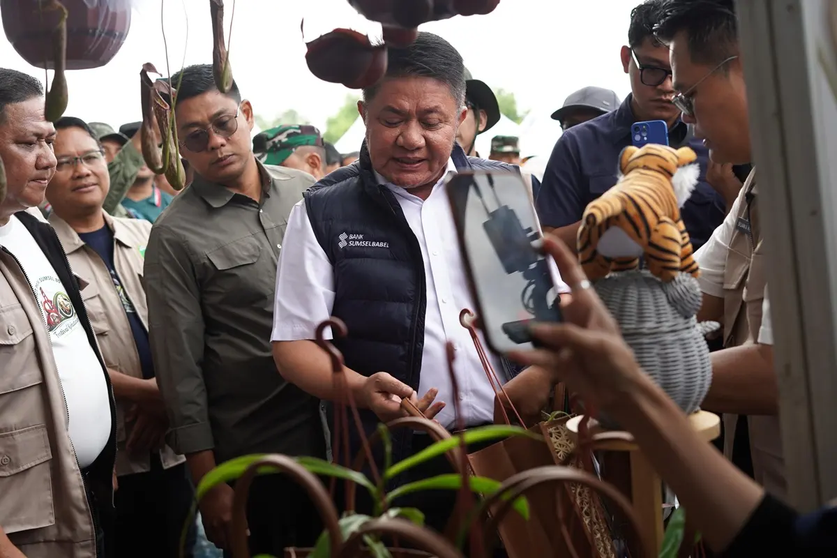 Peringati HUT ke-80 Sumsel, Herman Deru Ajak Generasi Muda Cintai Lingkungan Lewat Festival Kehutanan 5 Gubernur Provinsi Sumatera Selatan, Herman Deru, saat menghadiri Festival Kehutanan bertajuk Kenal Hutan, Kenal Masa Depan, yang diselenggarakan di Universitas Islam Negeri (UIN) Raden Fatah Palembang, pada hari Rabu, tanggal 21 Mei 2026. (BEKISARMEDIA.ID/HAIRUDIN)