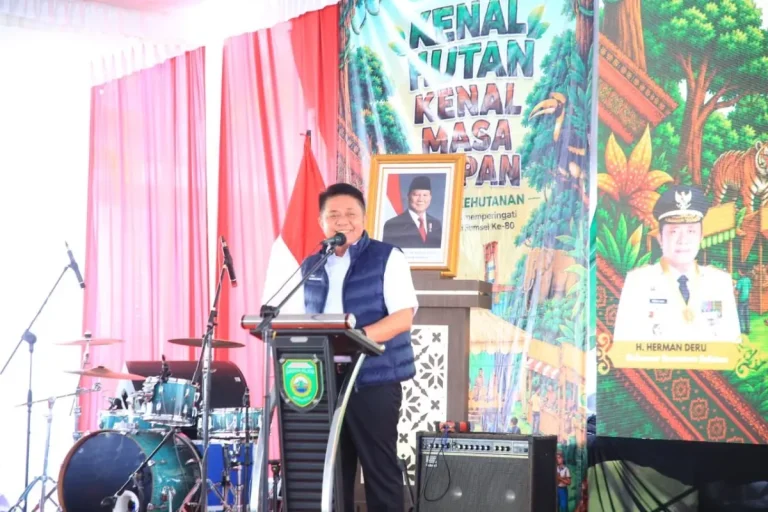 Gubernur Provinsi Sumatera Selatan, Herman Deru, saat menghadiri Festival Kehutanan bertajuk Kenal Hutan, Kenal Masa Depan, yang diselenggarakan di Universitas Islam Negeri (UIN) Raden Fatah Palembang, pada hari Rabu, tanggal 21 Mei 2026. (BEKISARMEDIA.ID/HAIRUDIN)