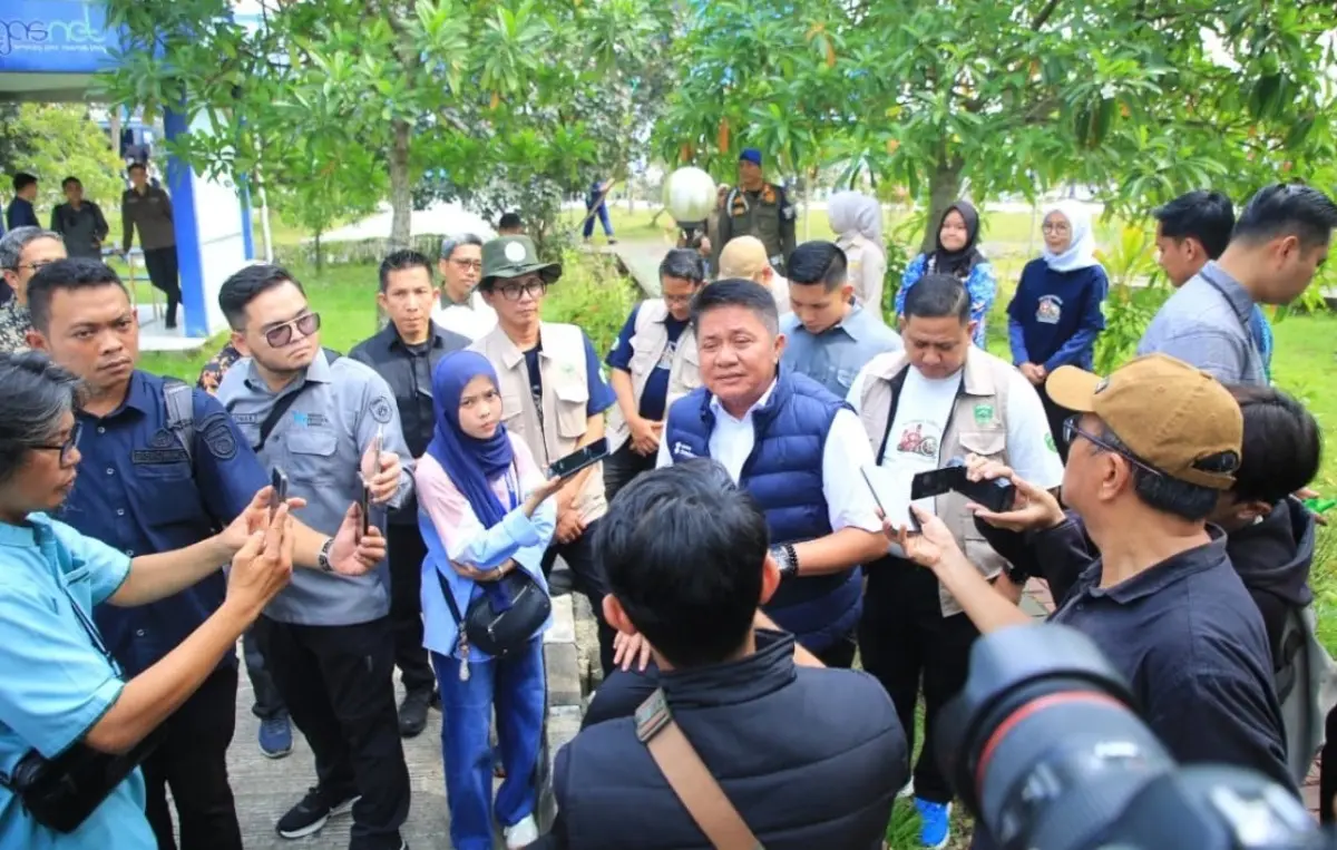 Peringati HUT ke-80 Sumsel, Herman Deru Ajak Generasi Muda Cintai Lingkungan Lewat Festival Kehutanan 4 Gubernur Provinsi Sumatera Selatan, Herman Deru, saat menghadiri Festival Kehutanan bertajuk Kenal Hutan, Kenal Masa Depan, yang diselenggarakan di Universitas Islam Negeri (UIN) Raden Fatah Palembang, pada hari Rabu, tanggal 21 Mei 2026. (BEKISARMEDIA.ID/HAIRUDIN)