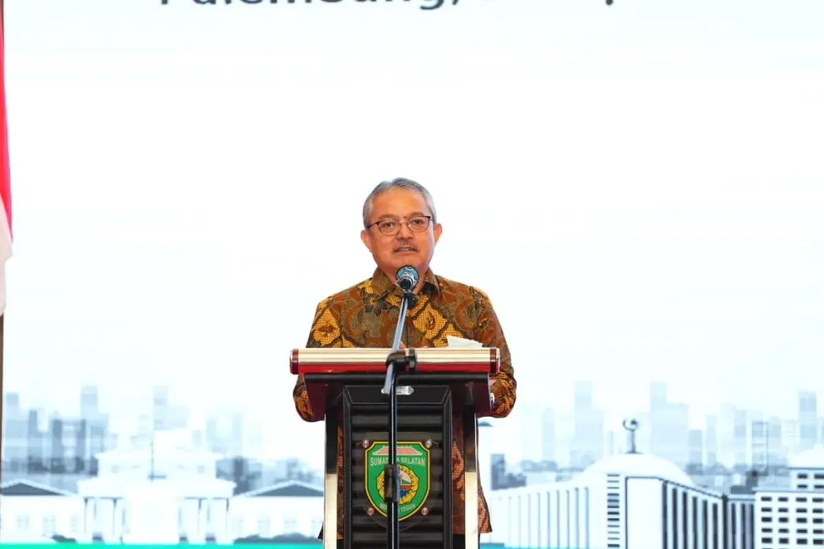 Kepala Perpustakaan Nasional RI, Prof. E. Aminudin Aziz, memberikan kata sambutan pada kegiatan Rapat Teknis Urusan Perpustakaan se-Sumsel, di Ballroom Hotel The Zuri Palembang, pada hari Selasa, tanggal 28 April 2026. (BEKISARMEDIA.ID/HAIRUDIN)
