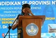 Verona Keren Balol, seorang murid SMAN 3 Kalabahi, Kabupaten Alor, menyampaikan surat terima kasih kepada Presiden Republik Indonesia, Prabowo Subianto. (foto : Kemendikdasmen.go.id)