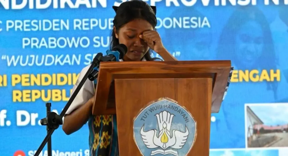 Verona Keren Balol, seorang murid SMAN 3 Kalabahi, Kabupaten Alor, menyampaikan surat terima kasih kepada Presiden Republik Indonesia, Prabowo Subianto. (foto : Kemendikdasmen.go.id)