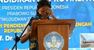 Verona Keren Balol, seorang murid SMAN 3 Kalabahi, Kabupaten Alor, menyampaikan surat terima kasih kepada Presiden Republik Indonesia, Prabowo Subianto. (foto : Kemendikdasmen.go.id)