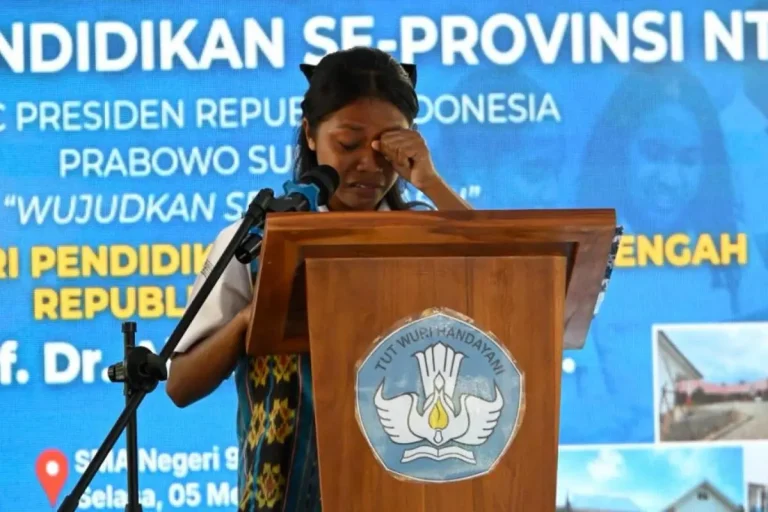 Verona Keren Balol, seorang murid SMAN 3 Kalabahi, Kabupaten Alor, menyampaikan surat terima kasih kepada Presiden Republik Indonesia, Prabowo Subianto. (foto : Kemendikdasmen.go.id)