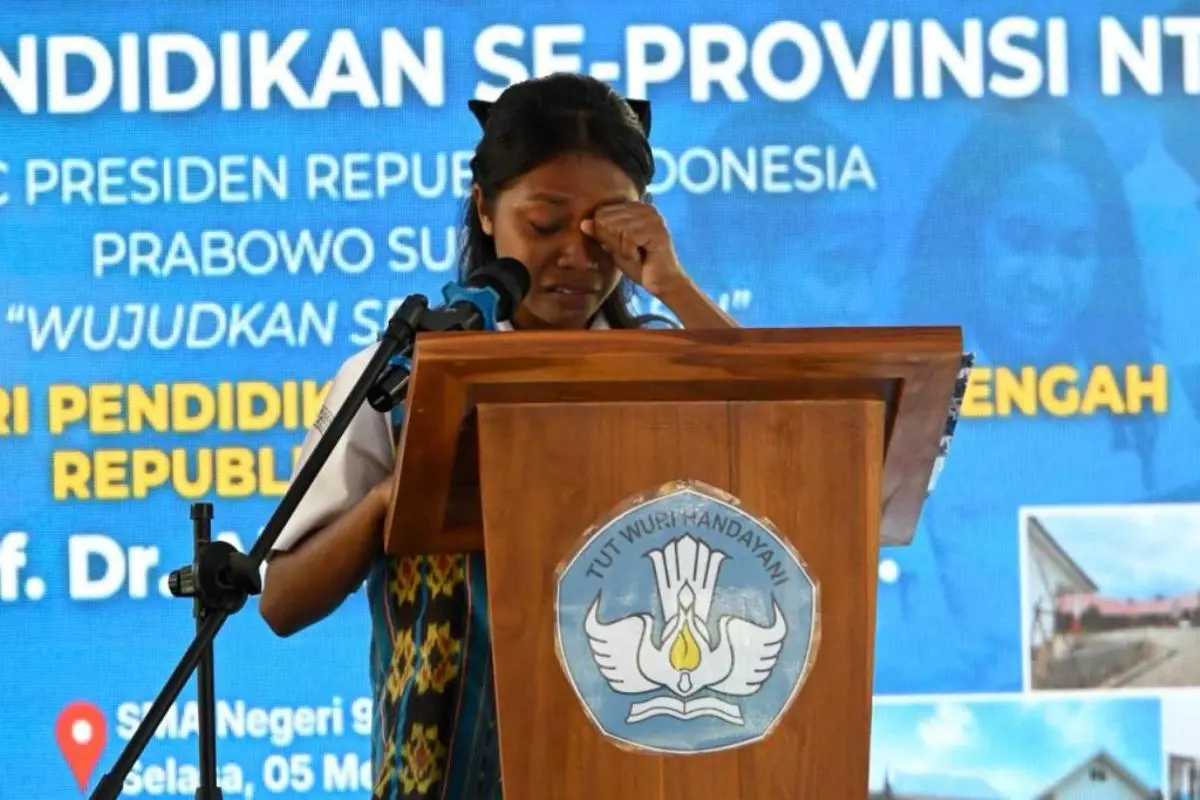 Verona Keren Balol, seorang murid SMAN 3 Kalabahi, Kabupaten Alor, menyampaikan surat terima kasih kepada Presiden Republik Indonesia, Prabowo Subianto. (foto : Kemendikdasmen.go.id)