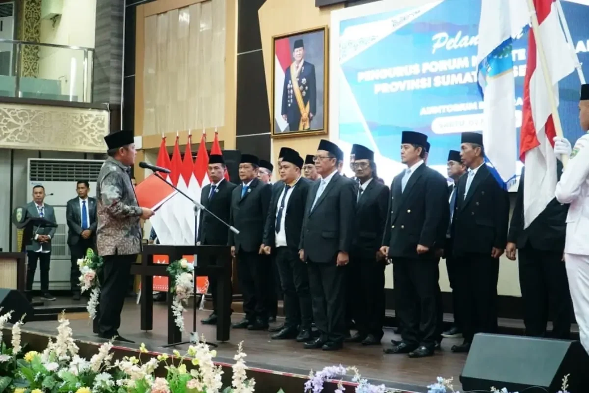 Gubernur Sumsel, Herman Deru, secara langsung melantik jajaran pengurus Forum Komite SMA-SMK-SLB Provinsi Sumsel periode 2026-2029 di Graha Bina Praja, Palembang, hari Sabtu, 2 Mei 2026. (BEKISARMEDIA.ID/HAIRUDIN)