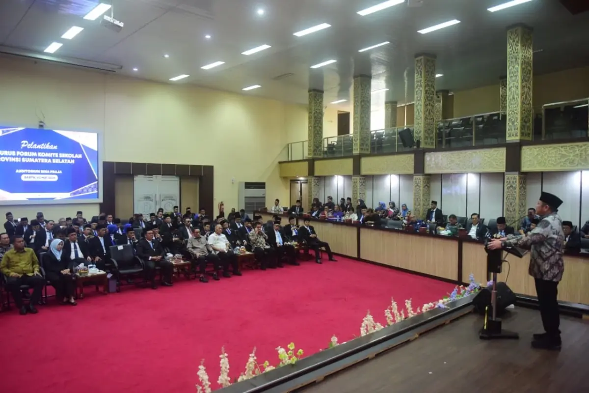 Gubernur Sumsel, Herman Deru, secara langsung melantik jajaran pengurus Forum Komite SMA-SMK-SLB Provinsi Sumsel periode 2026-2029 di Graha Bina Praja, Palembang, hari Sabtu, 2 Mei 2026. (BEKISARMEDIA.ID/HAIRUDIN)