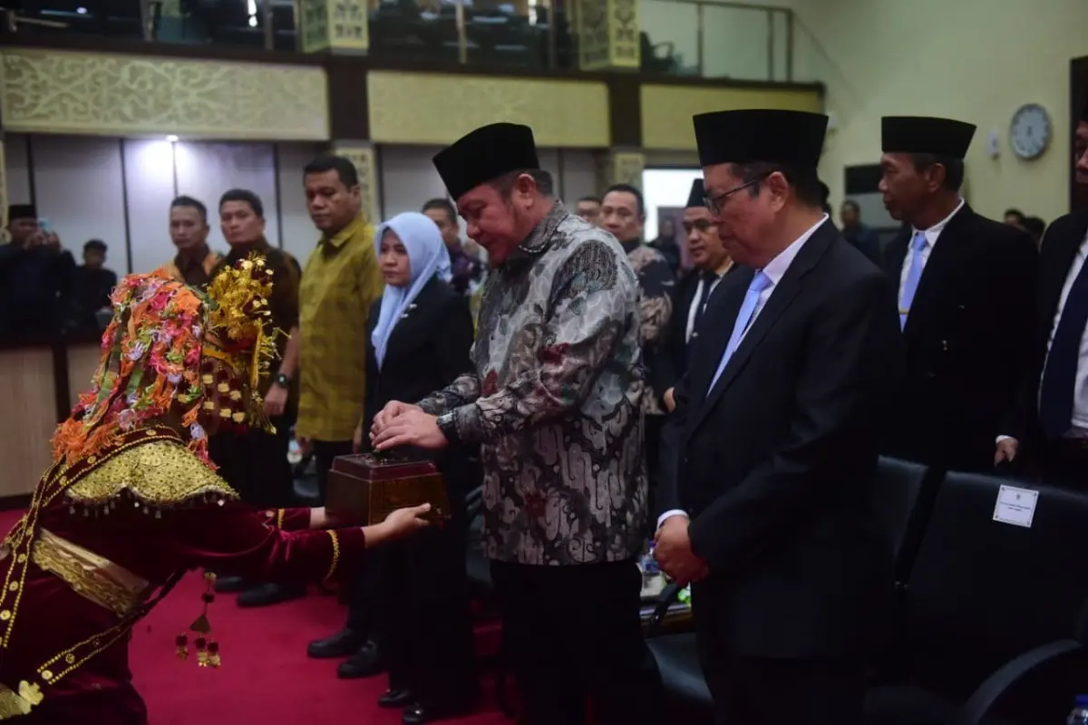 Gubernur Sumsel, Herman Deru, secara langsung melantik jajaran pengurus Forum Komite SMA-SMK-SLB Provinsi Sumsel periode 2026-2029 di Graha Bina Praja, Palembang, hari Sabtu, 2 Mei 2026. (BEKISARMEDIA.ID/HAIRUDIN)