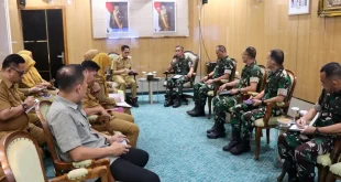 Wali Kota Palembang, Ratu Dewa, menerima audiensi jajaran Kodam II/Sriwijaya yang diwakili Asrendam II Sriwijaya, di Kantor Wali Kota Palembang atau Kantor Ledeng, hari Senin, tanggal 4 Mei 2026. (BEKISARMEDIA.ID/HAIRUDIN)