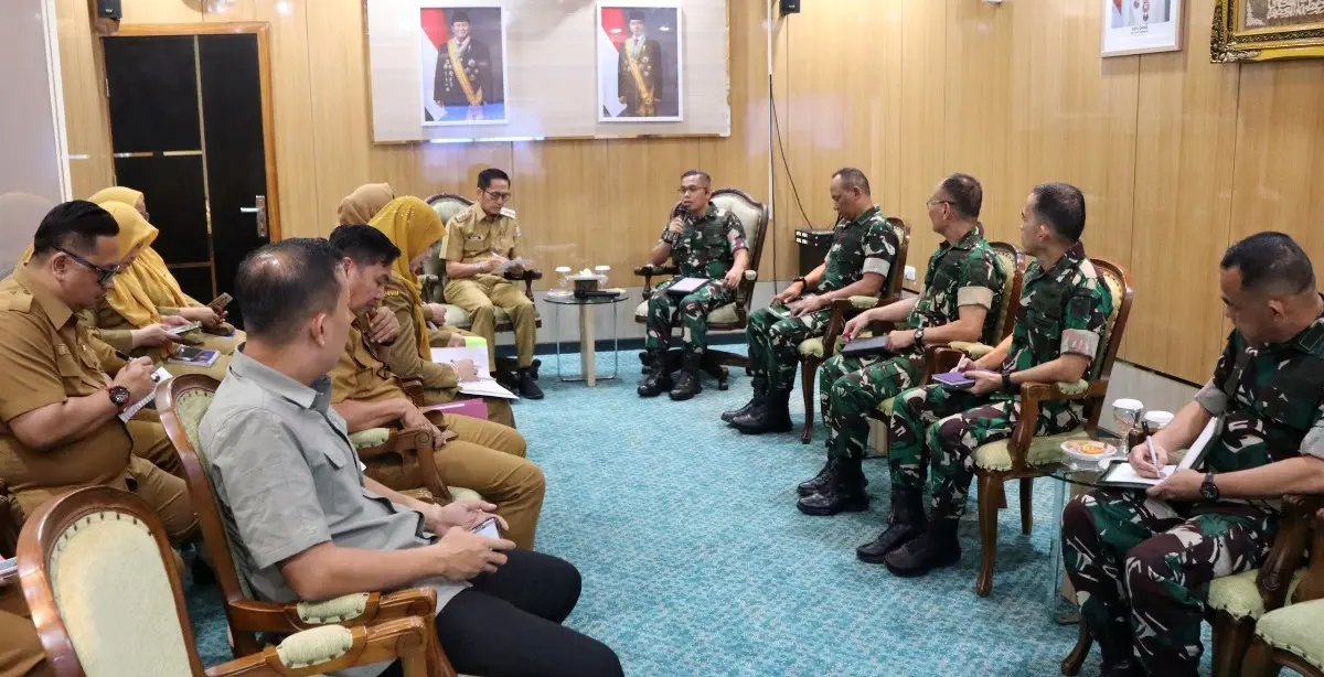 Wali Kota Palembang, Ratu Dewa, menerima audiensi jajaran Kodam II/Sriwijaya yang diwakili Asrendam II Sriwijaya, di Kantor Wali Kota Palembang atau Kantor Ledeng, hari Senin, tanggal 4 Mei 2026. (BEKISARMEDIA.ID/HAIRUDIN)