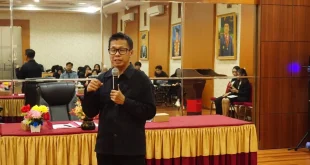 Dr. Firdaus Komar saat memberikan materi pendidikan jurnalistik di FH Unsri.